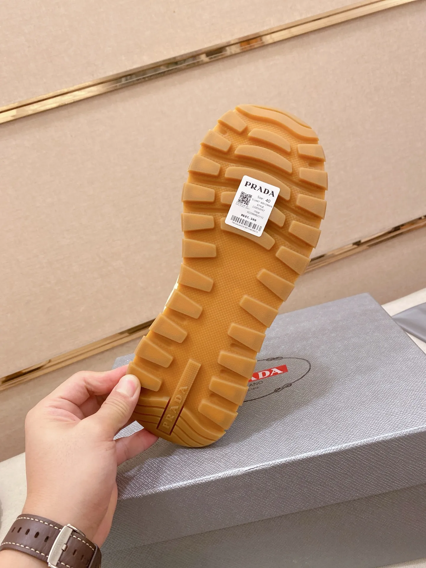 Men's shoes 💰 580💰 ✔️✔️✔️High version High-quality new PRADA counters are launched simultaneously. The new men's shoes and 😘fabric are selected suede cowhide and are made by pure handicrafts. Lining: Full cowhide lining. 👍🏿 High-end ☄️ air-cushion molded anti-slip rubber outsole, exquisite lines, simple and elegant, comfortable and high-end for leisure travel. Code number: 38 to 44